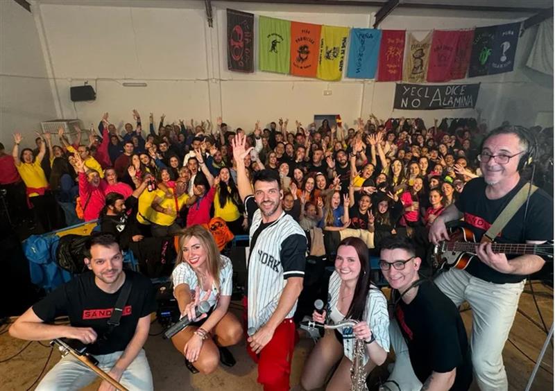 Orquesta Musical Sándalo en concierto en Yecla de Yeltes durante The Game Tour 2025, espectáculo musical inspirado en El Juego del Calamar en Salamanca