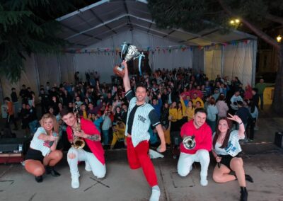 Foto de Musical Sándalo en concierto en Mozón de Campos, Palencia, durante The Game Tour 2025, orquesta musical y público disfrutando en vivo