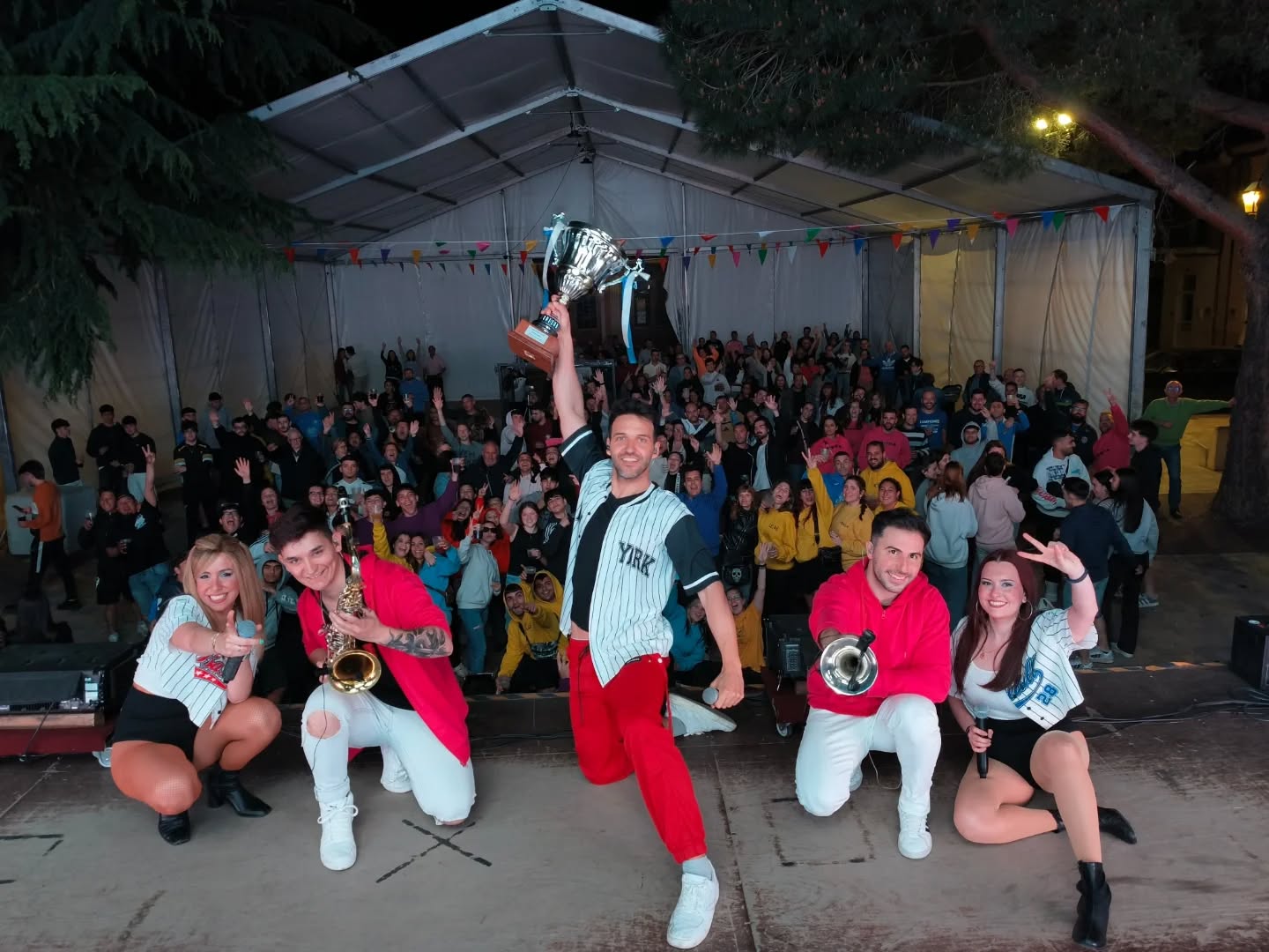 Foto de Musical Sándalo en concierto en Mozón de Campos, Palencia, durante The Game Tour 2025, orquesta musical y público disfrutando en vivo