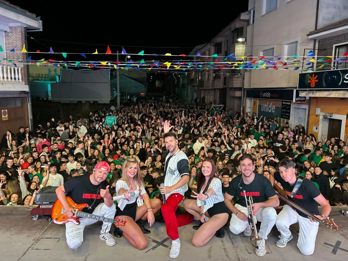 Orquesta musical Sándalo en concierto en Cantalejo, plaza llena y público disfrutando de The Game Tour 2025.